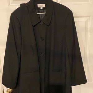 Le Suit dress suit. Size 24. Black